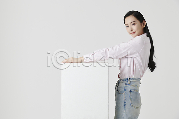 20대 성인 성인여자한명만 여자 한국인 한명 JPG 옆모습 포토 미소(표정) 상반신 상자 셔츠 손뻗기 스튜디오촬영 실내 올리기 응시 흰배경