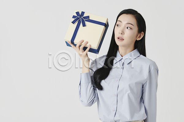20대 성인 성인여자한명만 여자 한국인 한명 JPG 앞모습 포토 듣기 들기 상반신 선물 선물상자 셔츠 스튜디오촬영 실내 응시 확인 흔들림 흰배경