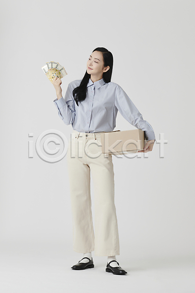 20대 성인 성인여자한명만 여자 한국인 한명 JPG 앞모습 포토 들기 미소(표정) 서기 셔츠 스튜디오촬영 실내 응시 전신 종이상자 중고거래 지폐 택배상자 흰배경