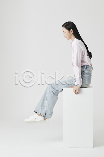 20대 성인 성인여자한명만 여자 한국인 한명 JPG 옆모습 포토 내려보기 다리꼬기 미소(표정) 셔츠 스튜디오촬영 실내 앉기 전신 청바지 흰배경