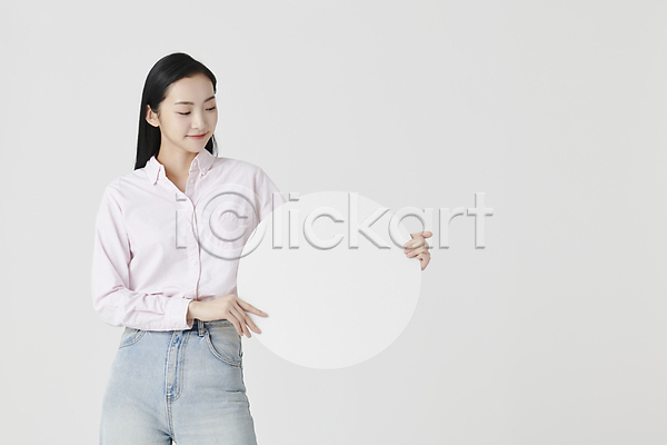20대 성인 성인여자한명만 여자 한국인 한명 JPG 앞모습 포토 들기 미소(표정) 배너 보여주기 상반신 셔츠 스튜디오촬영 실내 원형프레임 응시 청바지 흰배경