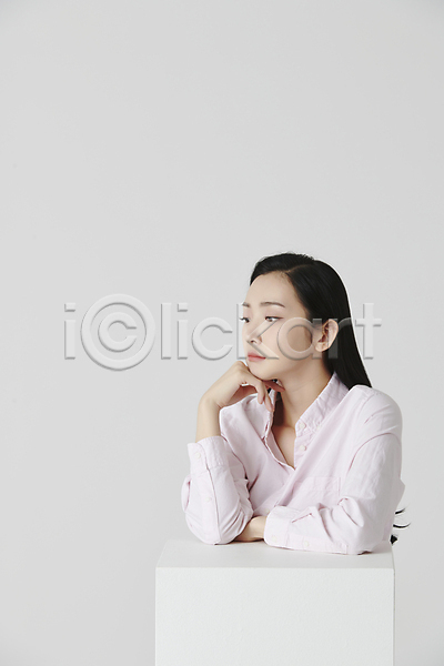 고민 20대 성인 성인여자한명만 여자 한국인 한명 JPG 앞모습 옆모습 포토 무표정 상반신 생각 셔츠 스튜디오촬영 실내 턱괴기 흰배경
