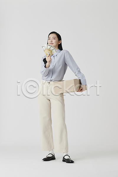 20대 성인 성인여자한명만 여자 한국인 한명 JPG 앞모습 포토 들기 미소(표정) 서기 셔츠 스튜디오촬영 실내 전신 종이상자 중고거래 지폐 택배상자 흰배경