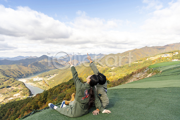 20대 남자 두명 성인 성인만 여자 한국인 JPG 뒷모습 포토 가리킴 단양 레포츠 앉기 야외 올려보기 익스트림스포츠 전신 주간 패러글라이딩 하늘