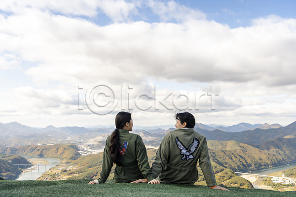 휴식 20대 남자 두명 성인 성인만 여자 한국인 JPG 뒷모습 포토 단양 레포츠 마주보기 앉기 야외 익스트림스포츠 전신 주간 패러글라이딩 하늘