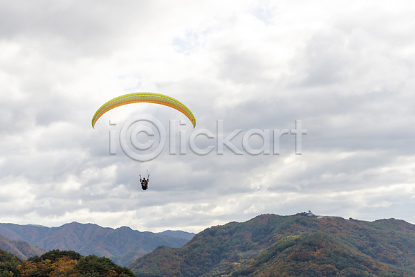 20대 남자 두명 성인 성인만 여자 한국인 JPG 앞모습 포토 구름(자연) 단양 레포츠 비행 산 야외 익스트림스포츠 전신 주간 패러글라이딩 하늘