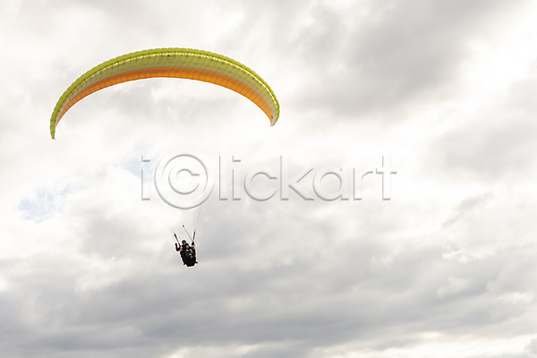 20대 남자 두명 성인 성인만 여자 한국인 JPG 앞모습 포토 구름(자연) 단양 레포츠 비행 야외 익스트림스포츠 전신 주간 패러글라이딩 하늘