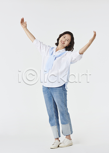 기쁨 청춘(젊음) 60대 노년 노인여자한명만 여자 한국인 한명 JPG 앞모습 포토 만세 미소(표정) 서기 스튜디오촬영 실내 실버라이프 액티브시니어 와이셔츠 웃음 전신 청바지 할머니 흰배경