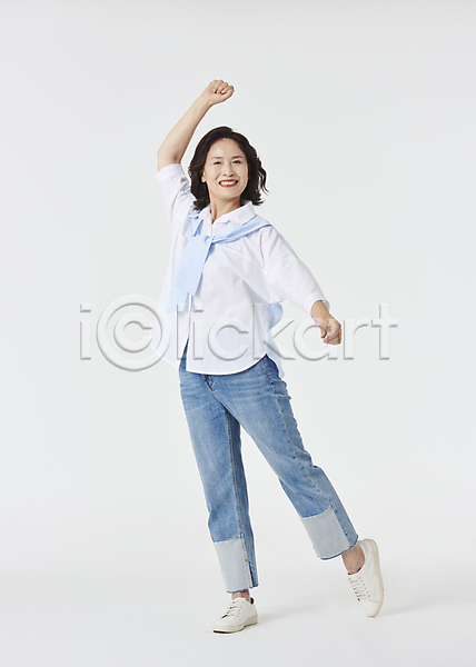 기쁨 청춘(젊음) 60대 노년 노인여자한명만 여자 한국인 한명 JPG 앞모습 포토 미소(표정) 서기 손들기 스튜디오촬영 실내 실버라이프 액티브시니어 와이셔츠 웃음 전신 청바지 할머니 흰배경