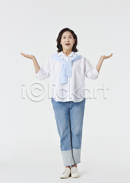 기쁨 청춘(젊음) 60대 노년 노인여자한명만 여자 한국인 한명 JPG 앞모습 포토 놀람 서기 스튜디오촬영 실내 실버라이프 액티브시니어 올려보기 와이셔츠 전신 청바지 팔벌리기 할머니 흰배경