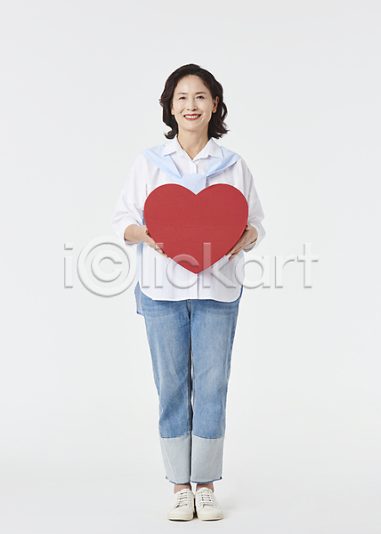 60대 노년 노인여자한명만 여자 한국인 한명 JPG 앞모습 포토 들기 미소(표정) 서기 스튜디오촬영 실내 실버라이프 액티브시니어 와이셔츠 웃음 전신 청바지 하트상자 할머니 흰배경