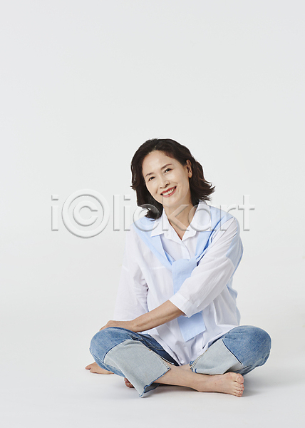 기쁨 청춘(젊음) 60대 노년 노인여자한명만 여자 한국인 한명 JPG 앞모습 포토 미소(표정) 스튜디오촬영 실내 실버라이프 앉기 액티브시니어 와이셔츠 웃음 전신 청바지 할머니 흰배경