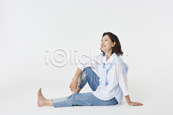 기쁨 청춘(젊음) 휴식 60대 노년 노인여자한명만 여자 한국인 한명 JPG 옆모습 포토 기댐 미소(표정) 스튜디오촬영 실내 실버라이프 앉기 액티브시니어 와이셔츠 웃음 전신 청바지 할머니 흰배경