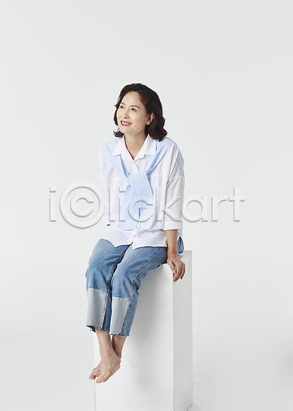 기쁨 청춘(젊음) 60대 노년 노인여자한명만 여자 한국인 한명 JPG 앞모습 포토 미소(표정) 스튜디오촬영 실내 실버라이프 앉기 액티브시니어 올려보기 와이셔츠 웃음 전신 청바지 할머니 흰배경