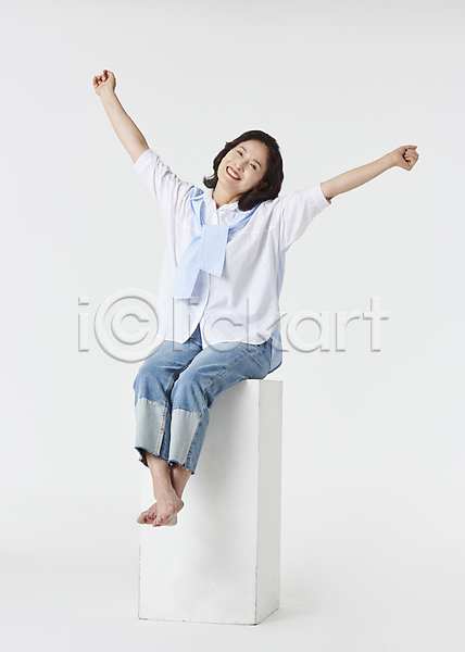 기쁨 청춘(젊음) 60대 노년 노인여자한명만 여자 한국인 한명 JPG 앞모습 포토 만세 미소(표정) 스튜디오촬영 실내 실버라이프 앉기 액티브시니어 와이셔츠 웃음 전신 청바지 할머니 흰배경
