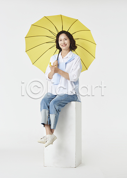 기쁨 청춘(젊음) 60대 노년 노인여자한명만 여자 한국인 한명 JPG 앞모습 포토 다리꼬기 들기 미소(표정) 스튜디오촬영 실내 실버라이프 앉기 액티브시니어 와이셔츠 우산 웃음 전신 청바지 할머니 흰배경
