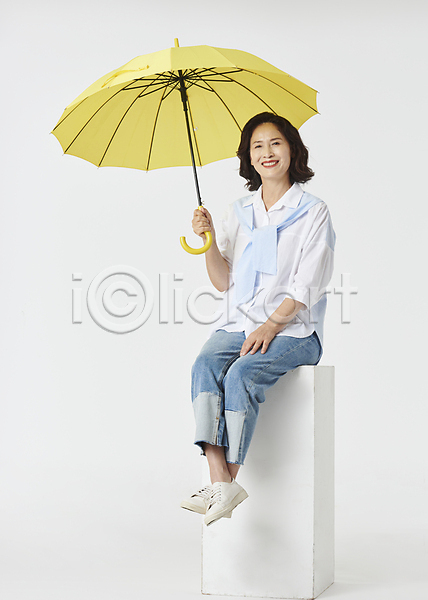 기쁨 청춘(젊음) 60대 노년 노인여자한명만 여자 한국인 한명 JPG 앞모습 포토 다리꼬기 들기 미소(표정) 스튜디오촬영 실내 실버라이프 앉기 액티브시니어 와이셔츠 우산 웃음 전신 청바지 할머니 흰배경