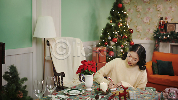 준비 20대 성인 성인여자한명만 여자 한국인 한명 JPG 앞모습 포토 기록 상반신 실내 우먼라이프 초대장 크리스마스 크리스마스트리 파티 편지