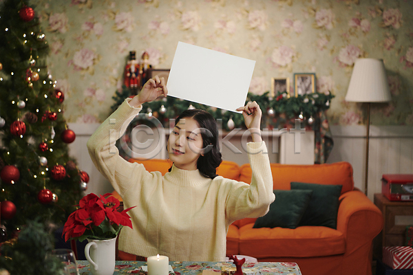20대 성인 성인여자한명만 여자 한국인 한명 JPG 앞모습 포토 들기 미소(표정) 배너 보여주기 사각프레임 상반신 실내 우먼라이프 크리스마스 크리스마스트리 파티