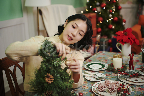 20대 성인 성인여자한명만 여자 한국인 한명 JPG 아웃포커스 앞모습 포토 꾸미기 미니트리 미소(표정) 상반신 실내 우먼라이프 크리스마스 크리스마스트리 파티