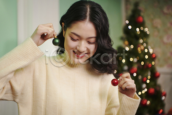 20대 성인 성인여자한명만 여자 한국인 한명 JPG 아웃포커스 앞모습 포토 고개숙이기 들기 미소(표정) 상반신 실내 오너먼트 우먼라이프 장난 장식볼 크리스마스 파티