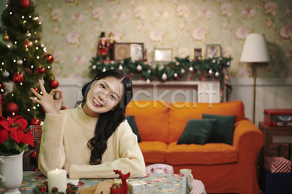20대 성인 성인여자한명만 여자 한국인 한명 JPG 앞모습 포토 OK 미소(표정) 상반신 손짓 실내 우먼라이프 응시 크리스마스 크리스마스트리 파티