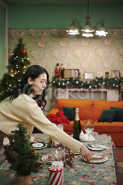 준비 20대 성인 성인여자한명만 여자 한국인 한명 JPG 옆모습 포토 놓기 들기 상반신 식탁 실내 우먼라이프 크리스마스 크리스마스트리 파티 플레이팅
