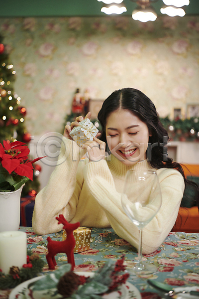 행복 20대 성인 성인여자한명만 여자 한국인 한명 JPG 아웃포커스 앞모습 포토 눈감음 들기 미니 미소(표정) 상반신 선물 선물상자 실내 우먼라이프 좋음 크리스마스 파티