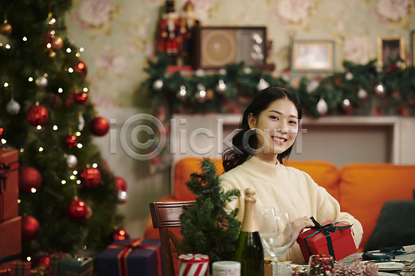 20대 성인 성인여자한명만 여자 한국인 한명 JPG 아웃포커스 앞모습 옆모습 포토 미소(표정) 상반신 선물상자 실내 우먼라이프 응시 크리스마스 크리스마스트리 파티