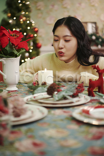 20대 성인 성인여자한명만 여자 한국인 한명 JPG 소프트포커스 아웃포커스 앞모습 포토 바람불기 불기 상반신 실내 우먼라이프 초 촛불 크리스마스 파티