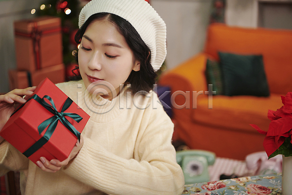 20대 성인 성인여자한명만 여자 한국인 한명 JPG 아웃포커스 앞모습 포토 들기 베레모 상반신 선물상자 실내 우먼라이프 응시 크리스마스 파티 확인