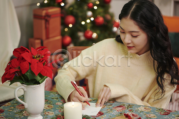20대 성인 성인여자한명만 여자 한국인 한명 JPG 아웃포커스 앞모습 포토 기록 미소(표정) 상반신 실내 우먼라이프 초대장 크리스마스 파티 편지