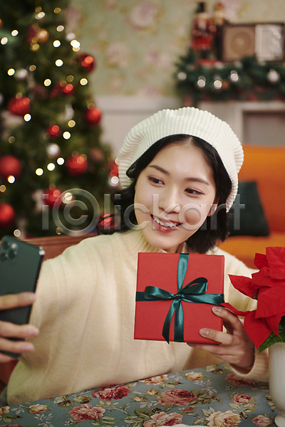 20대 성인 성인여자한명만 여자 한국인 한명 JPG 아웃포커스 앞모습 포토 들기 미소(표정) 베레모 상반신 선물상자 셀프카메라 스마트폰 실내 우먼라이프 크리스마스 파티