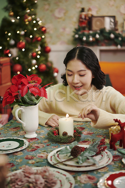 20대 성인 성인여자한명만 여자 한국인 한명 JPG 아웃포커스 앞모습 포토 들기 미소(표정) 상반신 실내 우먼라이프 응시 점화 초 촛불 크리스마스 파티