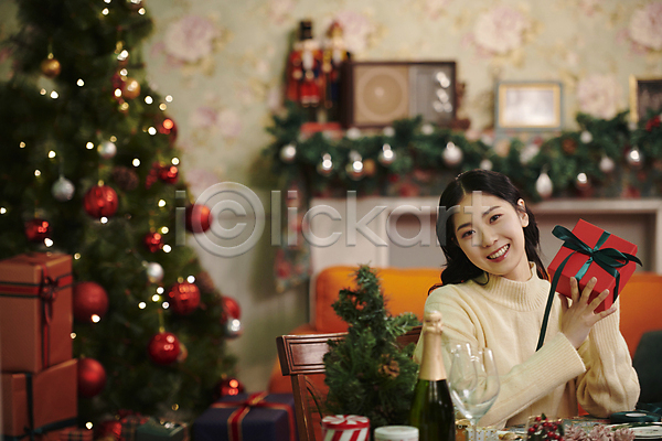 20대 성인 성인여자한명만 여자 한국인 한명 JPG 아웃포커스 앞모습 포토 들기 미소(표정) 상반신 선물상자 실내 우먼라이프 크리스마스 파티