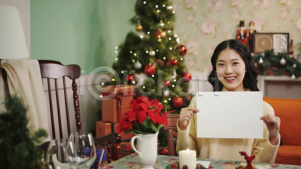 20대 성인 성인여자한명만 여자 한국인 한명 JPG 앞모습 포토 들기 미소(표정) 배너 보여주기 사각프레임 상반신 실내 우먼라이프 크리스마스 파티