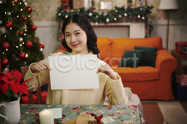 20대 성인 성인여자한명만 여자 한국인 한명 JPG 앞모습 포토 들기 미소(표정) 배너 보여주기 사각프레임 상반신 실내 우먼라이프 크리스마스 파티