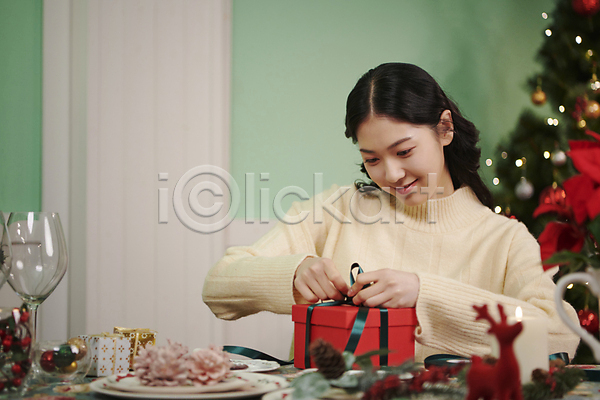 20대 성인 성인여자한명만 여자 한국인 한명 JPG 앞모습 포토 묶기 미소(표정) 상반신 선물상자 선물포장 실내 우먼라이프 크리스마스 파티
