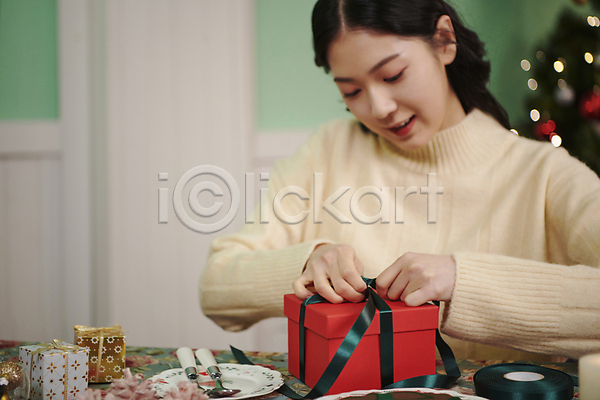 20대 성인 성인여자한명만 여자 한국인 한명 JPG 아웃포커스 앞모습 포토 묶기 미소(표정) 상반신 선물상자 선물포장 실내 우먼라이프 크리스마스 파티