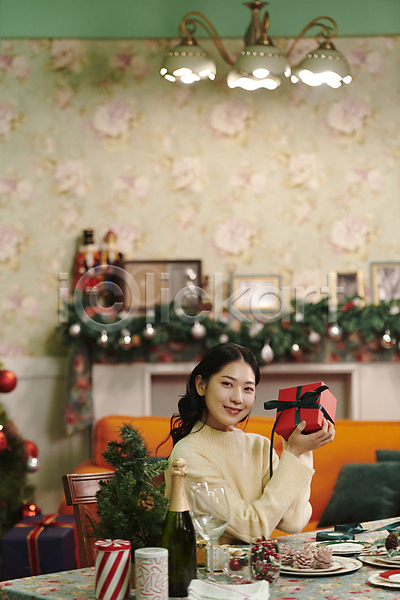 20대 성인 성인여자한명만 여자 한국인 한명 JPG 아웃포커스 옆모습 포토 들기 미소(표정) 보여주기 상반신 선물상자 실내 우먼라이프 크리스마스 파티