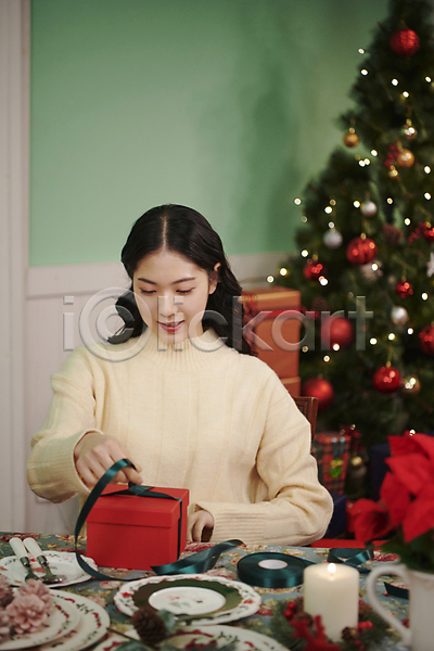 20대 성인 성인여자한명만 여자 한국인 한명 JPG 앞모습 포토 묶기 상반신 선물상자 선물포장 실내 우먼라이프 잡기 크리스마스 파티