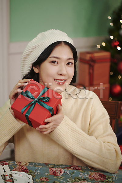 20대 성인 성인여자한명만 여자 한국인 한명 JPG 아웃포커스 앞모습 포토 미소(표정) 베레모 보여주기 상반신 선물상자 실내 우먼라이프 크리스마스 파티