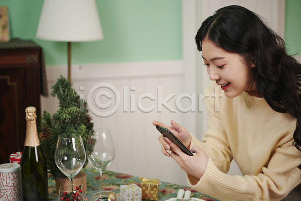 20대 성인 성인여자한명만 여자 한국인 한명 JPG 근접촬영 옆모습 포토 들기 사진촬영 상반신 상차림 스마트폰 실내 우먼라이프 웃음 크리스마스 파티