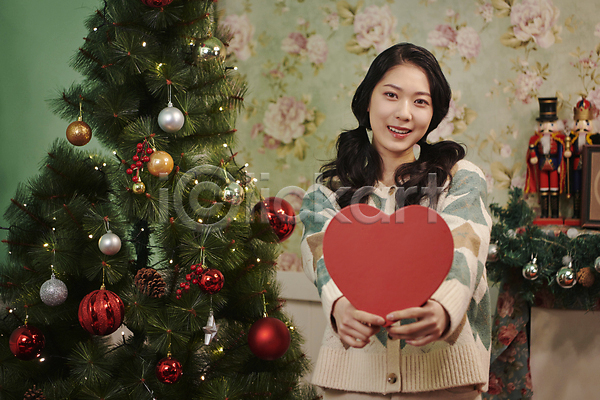 20대 성인 성인여자한명만 여자 한국인 한명 JPG 앞모습 포토 들기 상반신 선물상자 손내밀기 실내 양갈래머리 우먼라이프 웃음 크리스마스 크리스마스트리 파티 하트상자