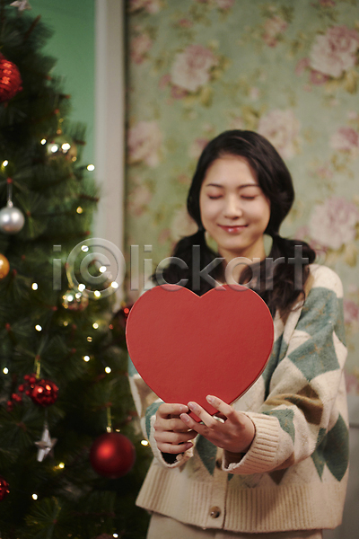 20대 성인 성인여자한명만 여자 한국인 한명 JPG 아웃포커스 앞모습 포토 눈감음 들기 미소(표정) 상반신 선물상자 손내밀기 실내 양갈래머리 우먼라이프 크리스마스 파티 하트상자