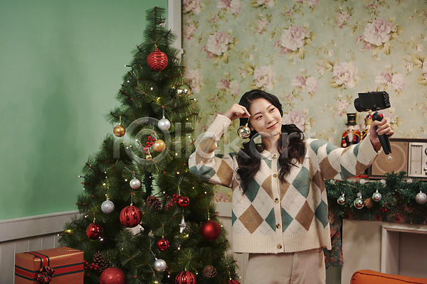 20대 성인 성인여자한명만 여자 한국인 한명 JPG 앞모습 포토 들기 미소(표정) 브이로그 상반신 셀프캠 실내 양갈래머리 오너먼트 우먼라이프 크리스마스 크리스마스트리 크리에이터 파티