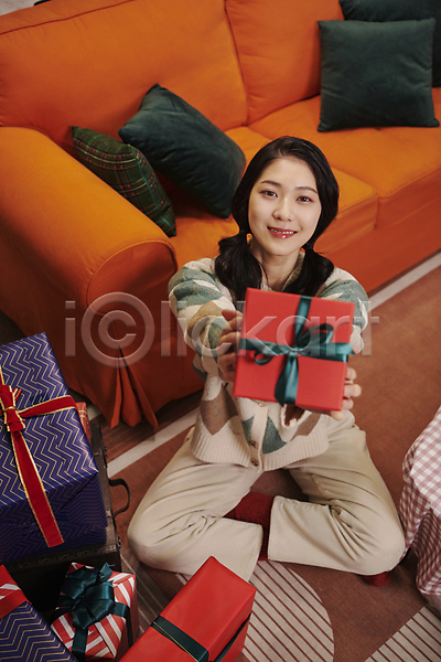 20대 성인 성인여자한명만 여자 한국인 한명 JPG 앞모습 포토 들기 미소(표정) 상반신 선물상자 소파 손내밀기 실내 앉기 양갈래머리 우먼라이프 크리스마스 파티