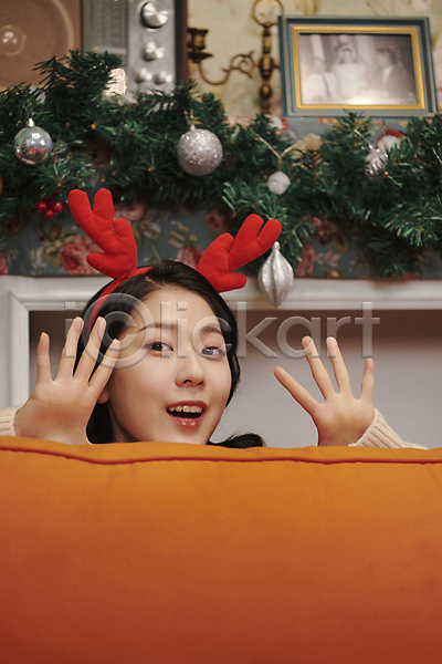 귀여움 20대 성인 성인여자한명만 여자 한국인 한명 JPG 앞모습 포토 나오기 루돌프머리띠 상반신 손짓 실내 우먼라이프 웃음 장난 크리스마스 파티