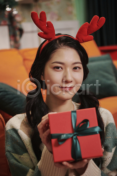 20대 성인 성인여자한명만 여자 한국인 한명 JPG 근접촬영 아웃포커스 앞모습 포토 들기 루돌프머리띠 미소(표정) 보여주기 상반신 선물상자 실내 양갈래머리 우먼라이프 크리스마스 파티