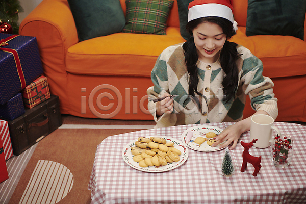 20대 성인 성인여자한명만 여자 한국인 한명 JPG 앞모습 포토 들기 미소(표정) 상반신 식탁 실내 양갈래머리 우먼라이프 제과 쿠키 크리스마스 파티